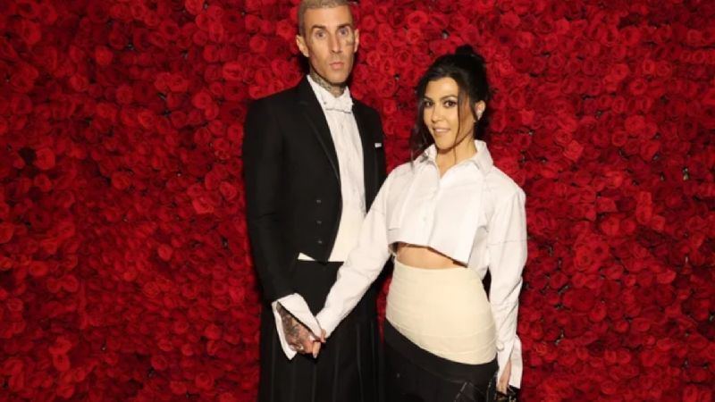 Lo que Travis Barker hizo para acercarse a Kourtney Kardashian tiene fanáticos totalmente divididos