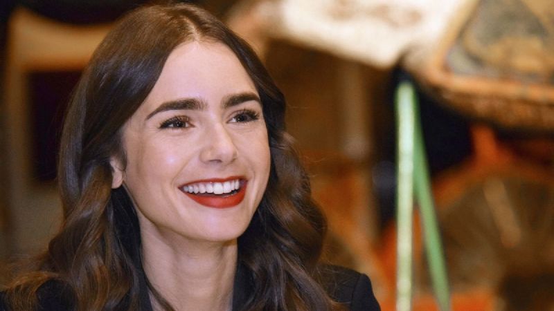 Lily Collins regresa a Francia cuando comienza la producción de la temporada 3 de 'Emily in Paris'