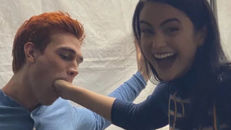 La verdad sobre la relación de Camila Mendes y KJ Apa