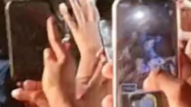 Nuevas imágenes muestran a Cardi B golpeando a un fan con un micrófono en un concierto