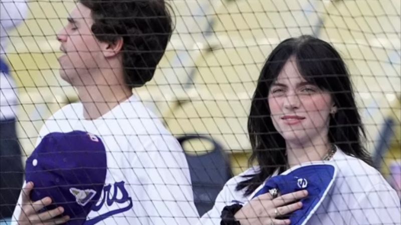 Billie Eilish hace una exhibición deportiva en un partido de béisbol local con su hermano Finneas