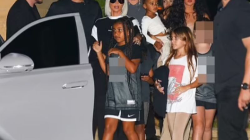 Eludiendo los paparazzi Kim Kardashian cena con North en Malibú