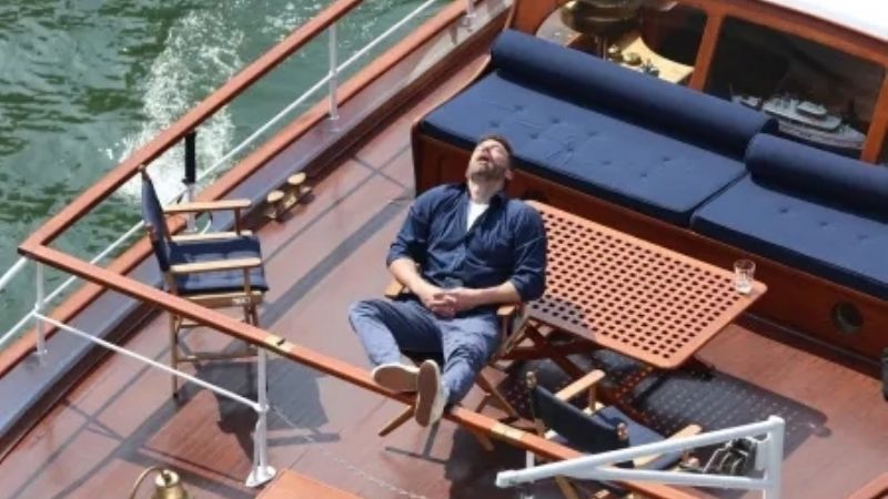 Ben Affleck se queda dormido en un crucero durante su luna de miel en París con Jennifer López y sus hijos