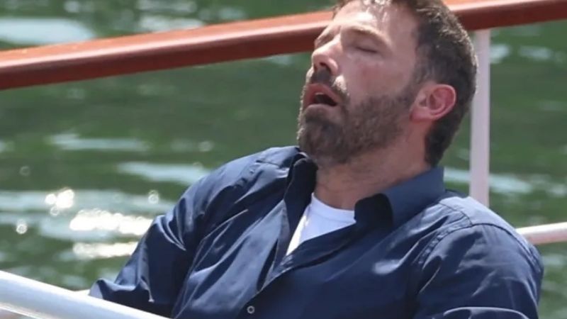 Ben Affleck se queda dormido en un crucero durante su luna de miel en París con Jennifer López y sus hijos