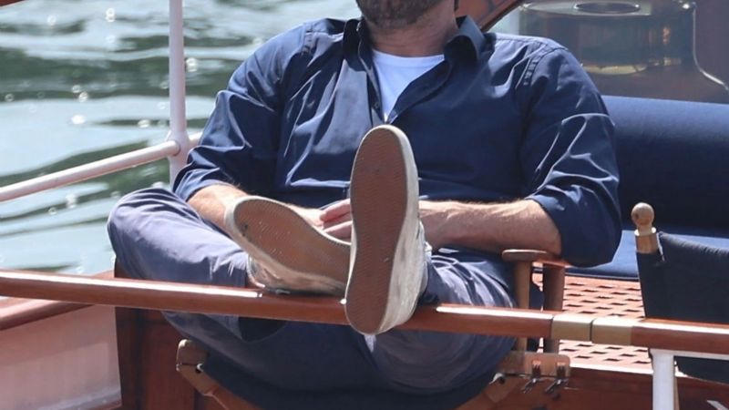 Ben Affleck se queda dormido en un crucero durante su luna de miel en París con Jennifer López y sus hijos