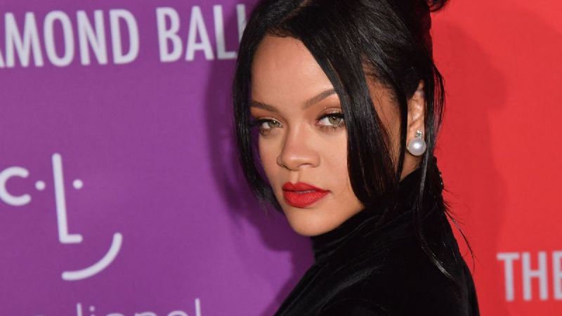 Rihanna se convierte en la primera mujer multimillonaria 'hecha a sí misma' más joven de EEUU