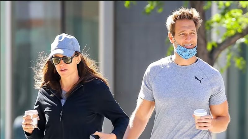 Jennifer Garner visitó el club de Sam con su novio John Miller mientras el ex Ben Affleck se casaba