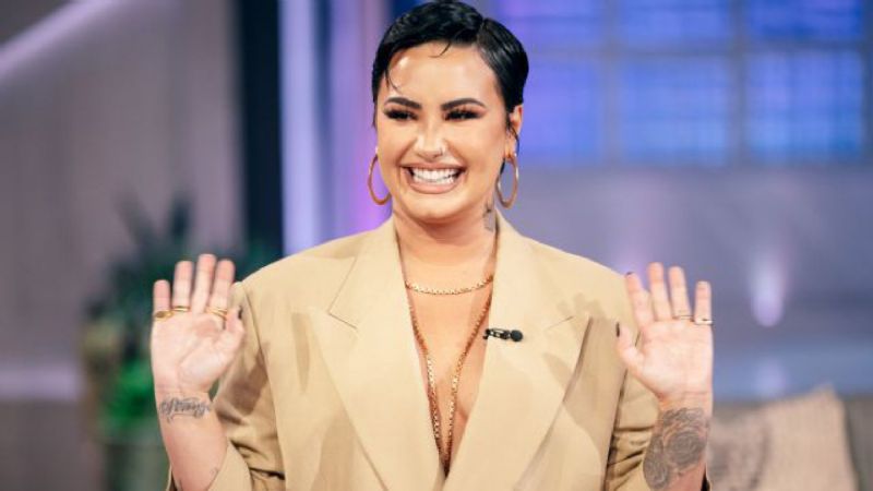 Demi Lovato se roba todas las miradas con una sudadera recortada para una selfie en el baño