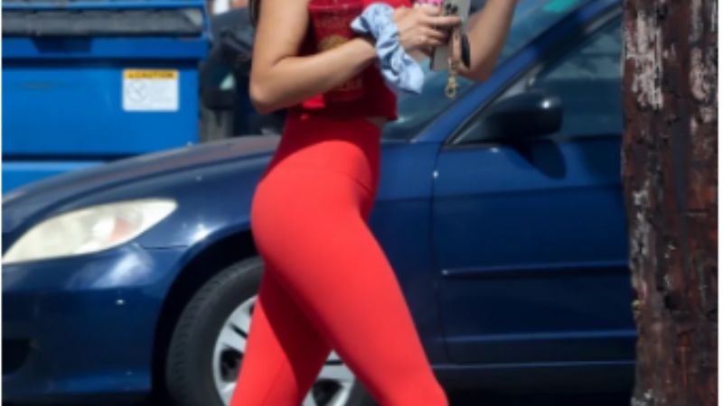 Eiza González luce su espectacular figura y eleva la temperatura en un ajustado body rojo