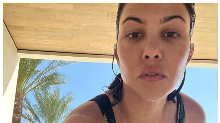 Kourtney Kardashian se cubre de lociones para tapar su desnudez en un bikini