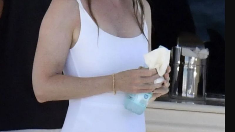 Ellen Pompeo, estrella de Grey's Anatomy, deslumbra con un traje de baño blanco y se roba todas las miradas