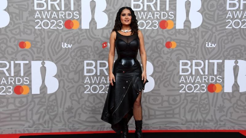 Salma Hayek explotó la red y elevó la temperatura con este ATREVIDO y sexy outfit de cuero