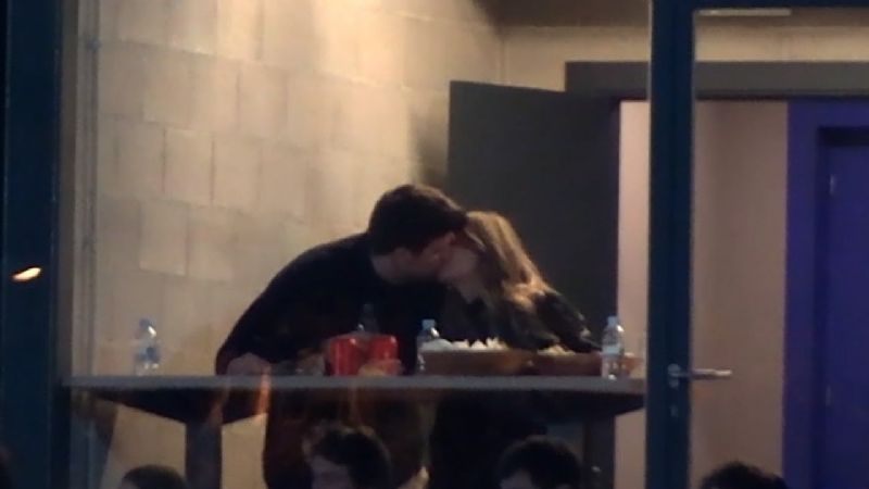 En público y a los besos, Gerard Piqué y Clara Chia Martí tras los insultos de Shakira