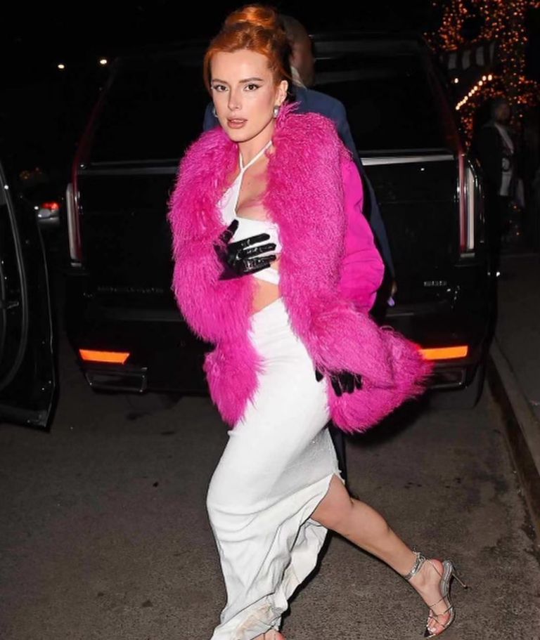 Bella Thorne caminando con su vestido