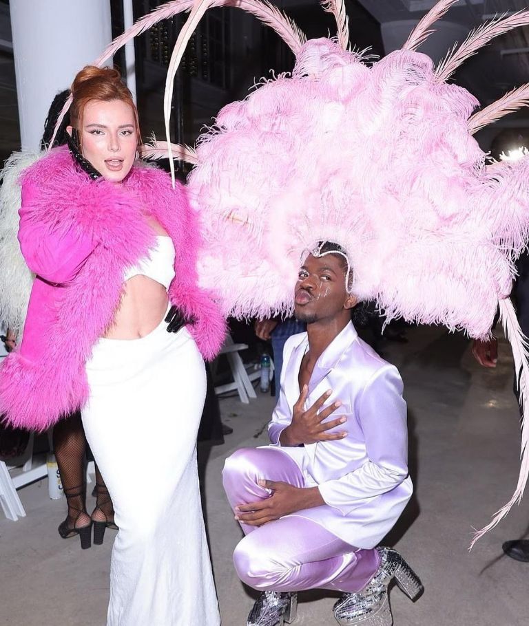 Bella Thorne y Lil Nas X asisten al desfile de Christian Cowan durante la Semana de la Moda de Nueva York en la ciudad de Nueva York el 14 de febrero de 2023.