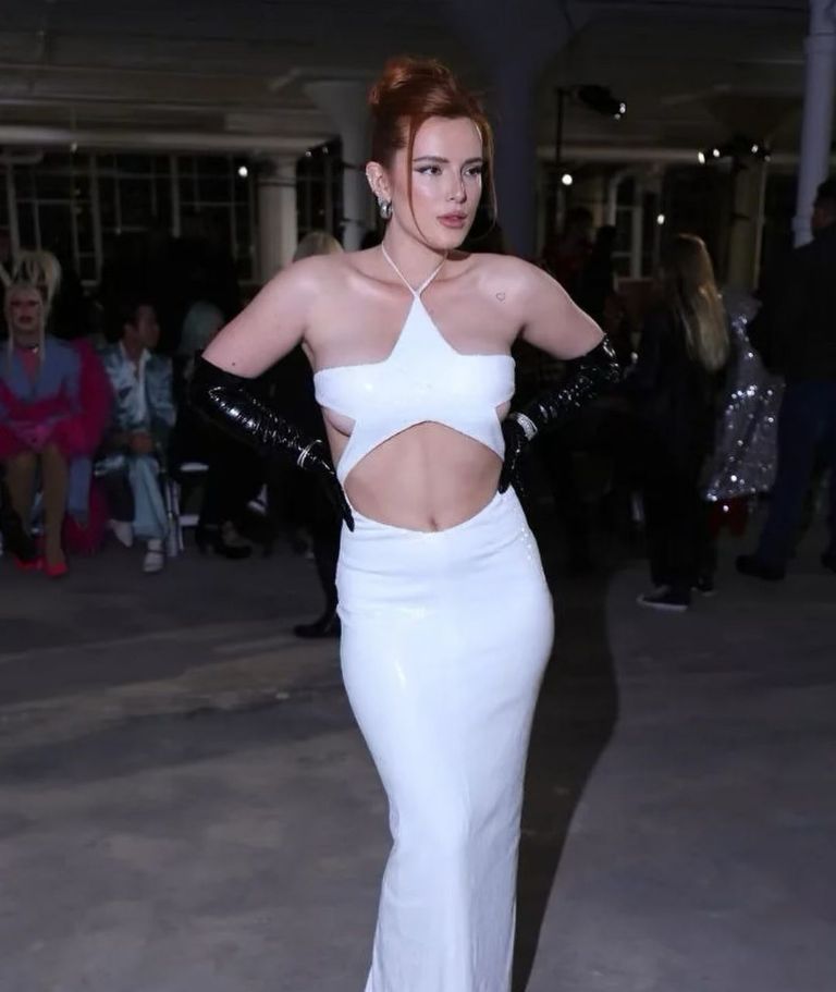 Bella Thorne asiste al desfile de Christian Cowan durante la Semana de la Moda de Nueva York en la ciudad de Nueva York el 14 de febrero de 2023.