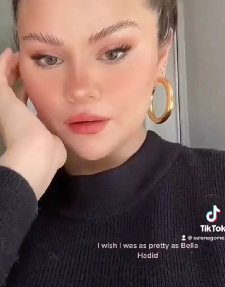 En la fotografía aparece un primer plano de Selena Gómez con la cara de Bella Hadid producto de un flitro de la app