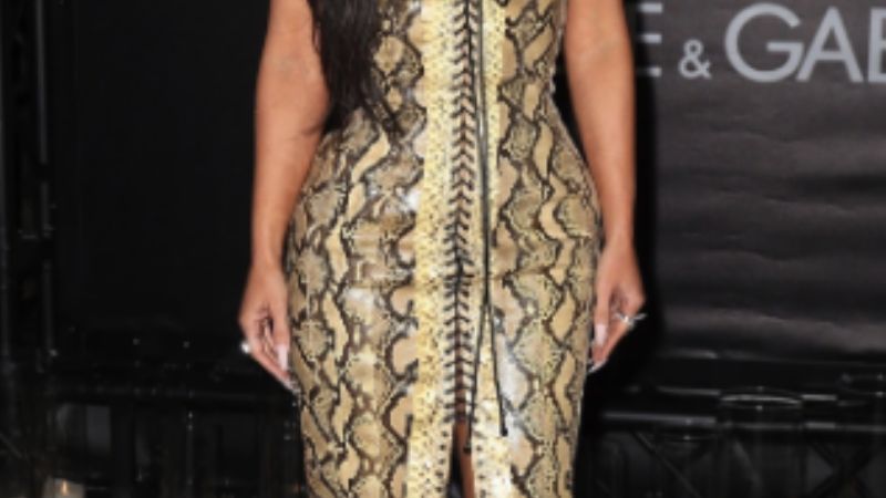 Kim Kardashian deslumbra con piel de serpiente para inaugurar la Semana de la Moda de Milán