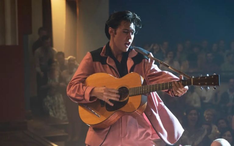 En la imagen se puede ver a Austin Butler caracterizado como Elvis en sus inicios, con una guitarra en las manos