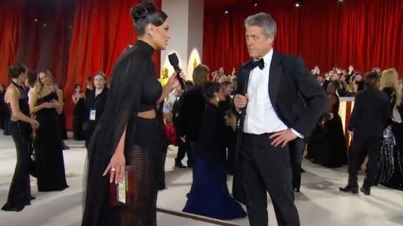 Hugh Grant quedó como "un imbécil" por su comportamiento en los Oscar y las redes explotaron