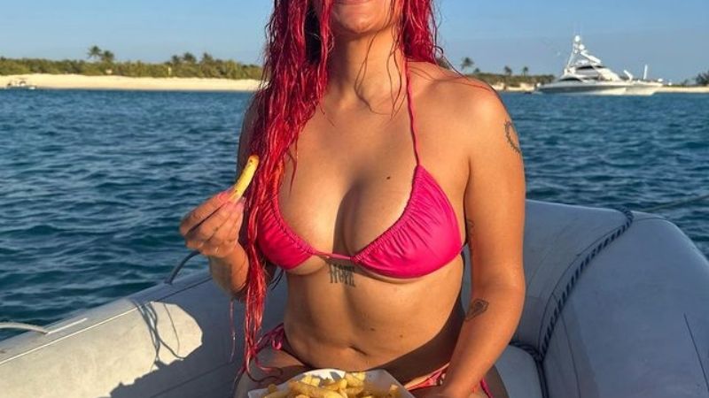 Desde el Caribe, Karol G paraliza la red con sus curvas usando un bikini que deja poco a la imaginación