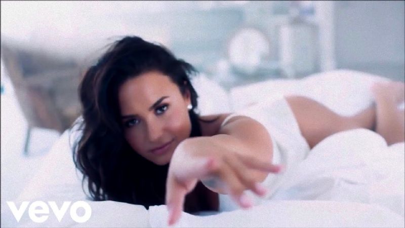 Desde la piscina, Demi Lovato se pone toda sexy con traje blanco y pelo mojado