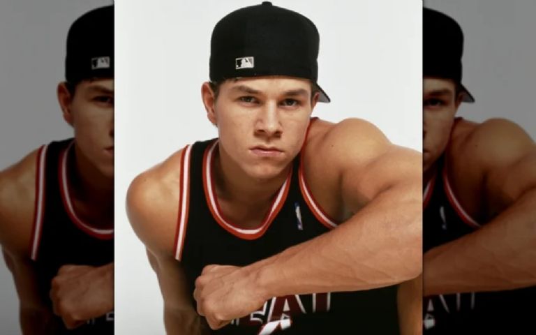 En la imagen se puede ver a un muy joven Mark Walberg usando una camiseta de basquetbally gorra