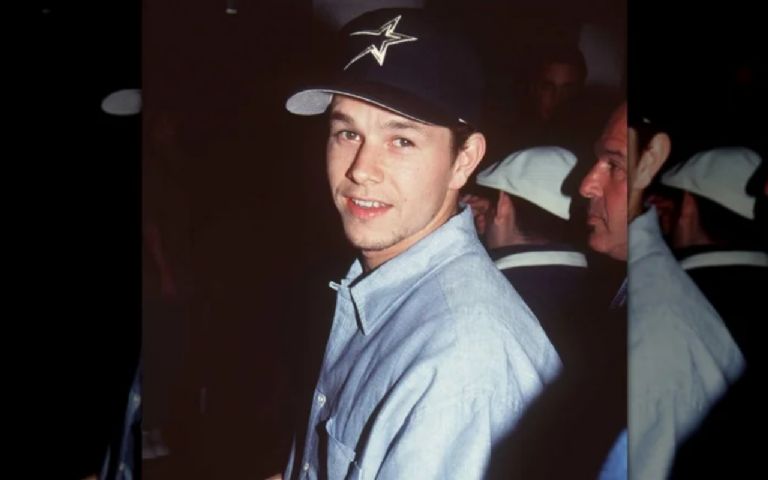 En la imagen se puede ver a un muy joven Mark Walberg usando camisa y gorra