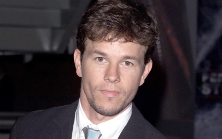 En la imagen se puede ver a un joven Mark Walberg usando flequillo, camisa y corbata