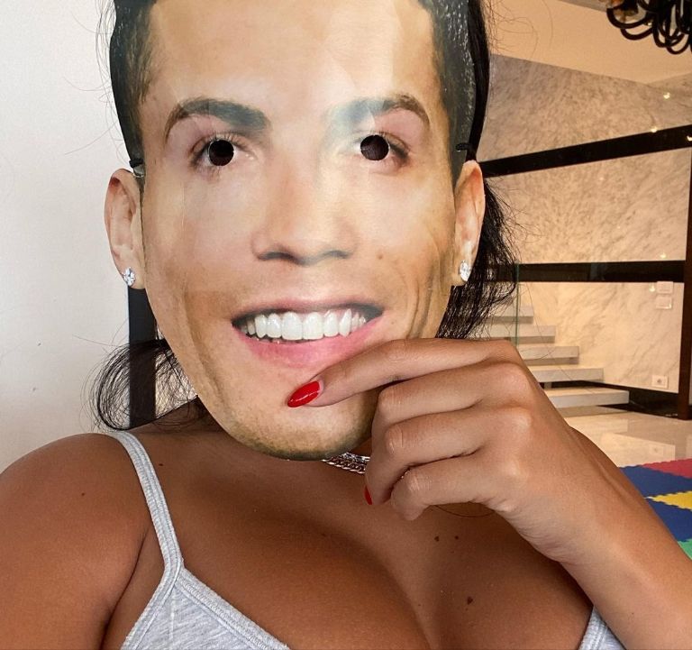 georgina rodriguez usa una mascara con el rostro de cristiano ronaldo