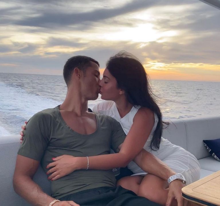 cristiano y georgina se dan un beso en un yate