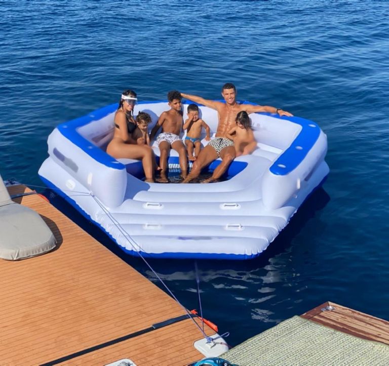 la familia de cristiano navega en un bote inflable