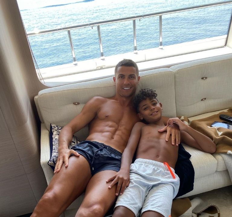 cristiano y su hijo cristiano jr posan dentro del yate