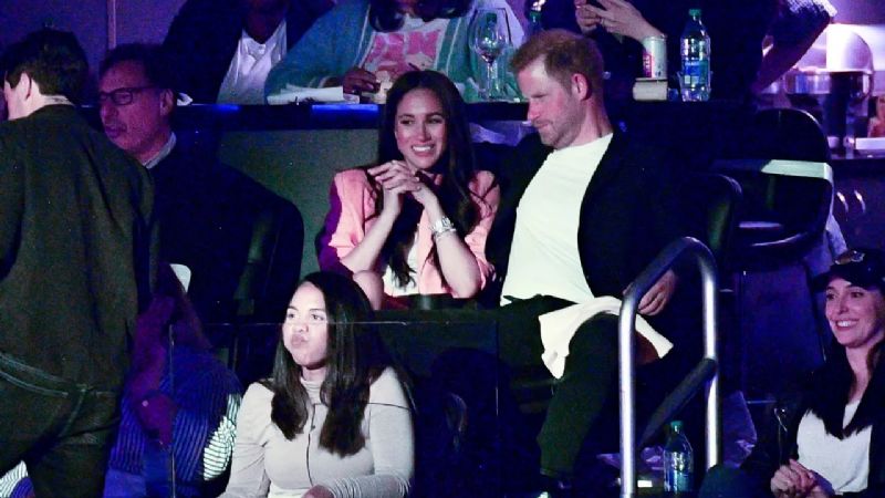 Meghan Markle y el príncipe Harry fueron captados románticamente en el juego de los Lakers