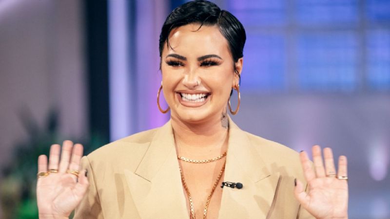 MODO BARBIE: Demi Lovato se atreve y deslumbra con un look de Barbie oficial de policía