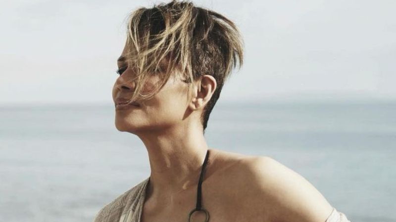 Desde la playa, Halle Berry mientras presume sus curvas con un bikini tanga