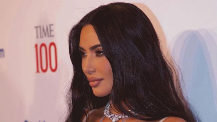 Kim Kardashian se une al estilo ‘Barbiecore’ con el traje de baño ideal para el verano