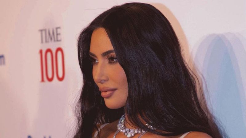 Kim Kardashian se une al estilo ‘Barbiecore’ con el traje de baño ideal para el verano