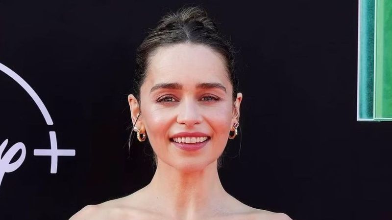 Emilia Clarke impone tendencia con el vestido perfecto para las bajas temperaturas