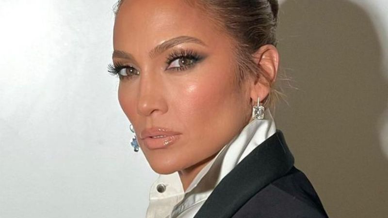 Jennifer Lopez se llevó todas las miradas con minivestido rojo