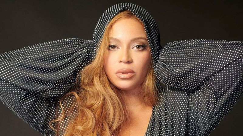 Beyoncé impone tendencia con minivestido de látex