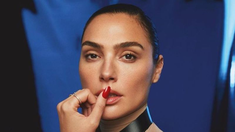 Gal Gadot posó con un look traslúcido y se llevó todas las miradas