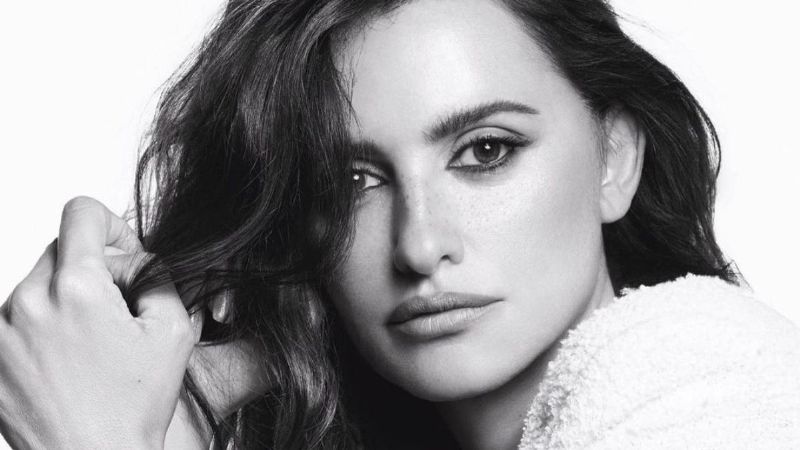 Penélope Cruz demuestra cómo lucir un traje de baño a los 49 años